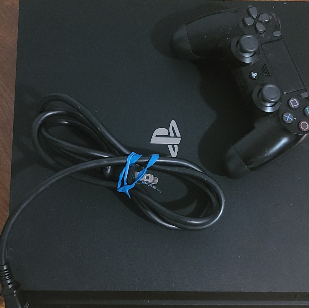 PS4 Pro 1 TB - Picture 2 of 2